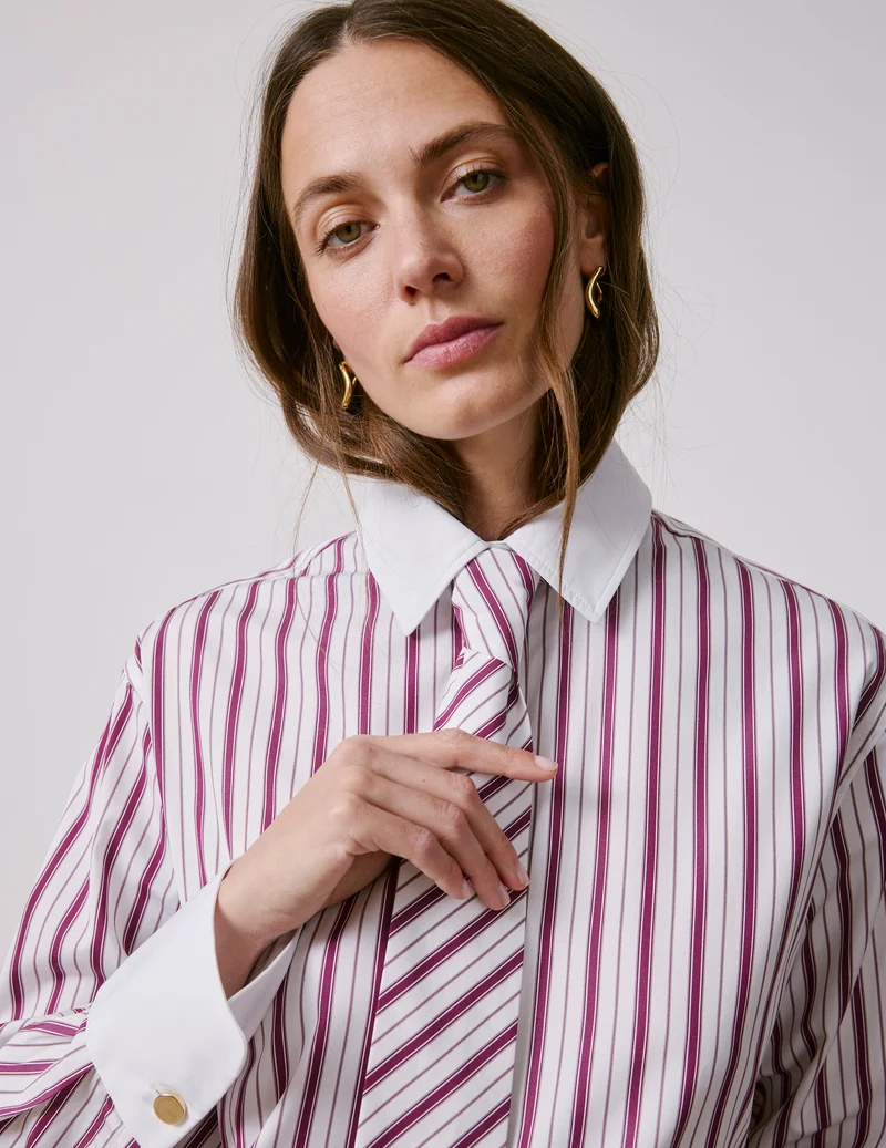 Chemise Naéline avec cravate amovible rayée bordeaux