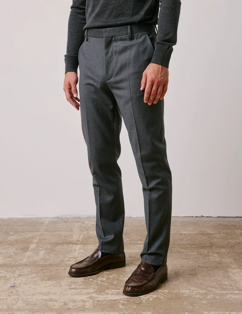Pantalon de costume Greyson en laine vierge grise