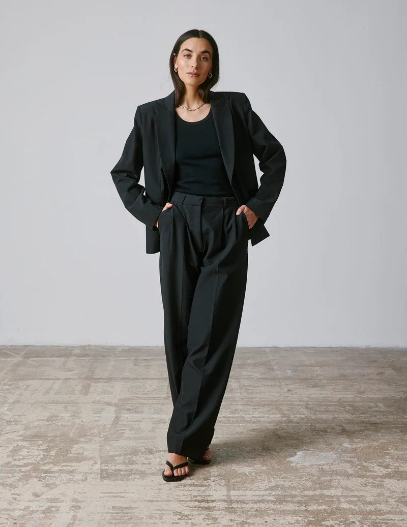 Pantalon de costume Nelly en laine vierge noire
