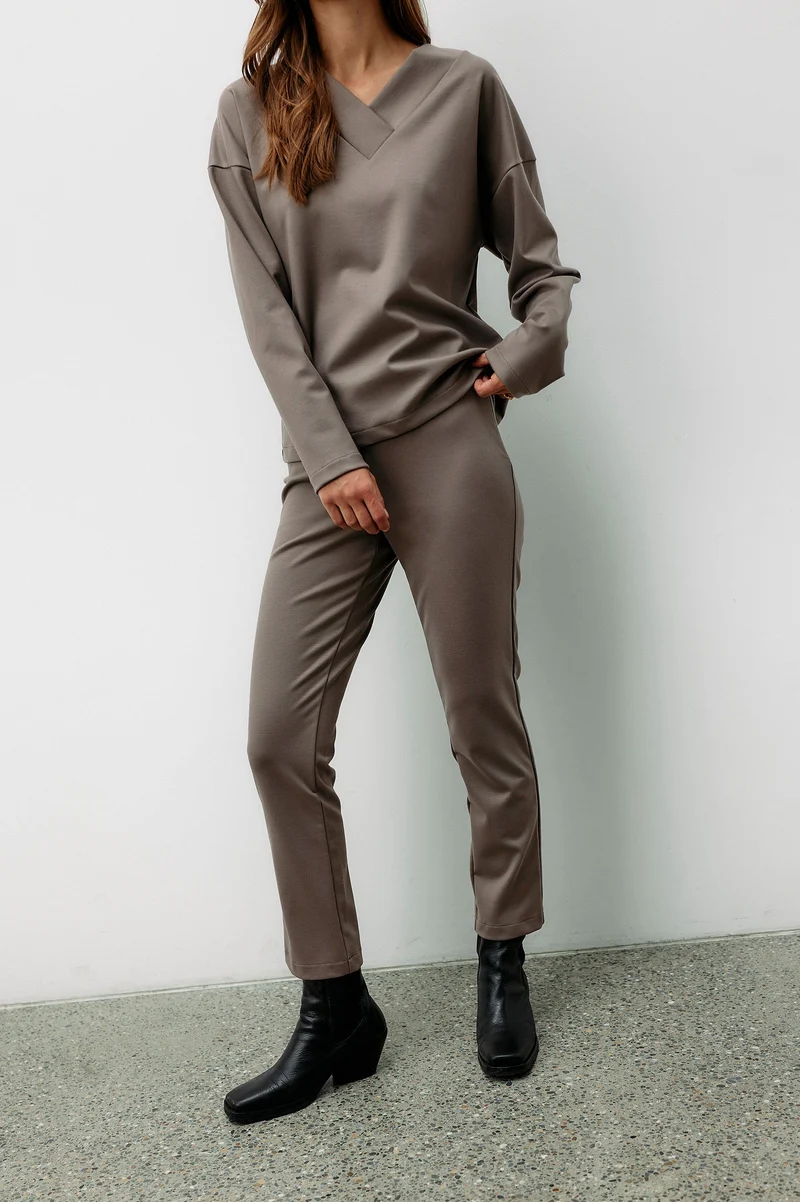 Graubraune Hose Transformation aus Tencel von Moya Kala