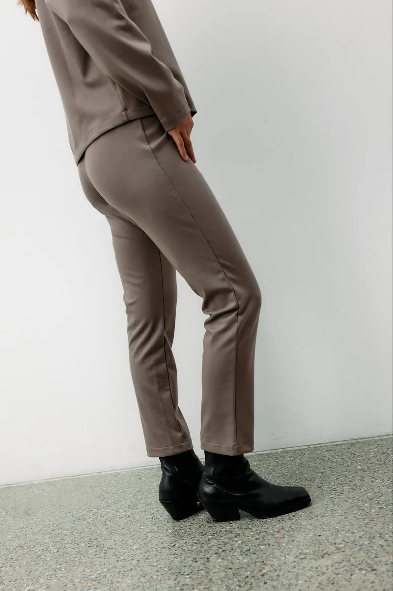 Graubraune Hose Transformation aus Tencel von Moya Kala