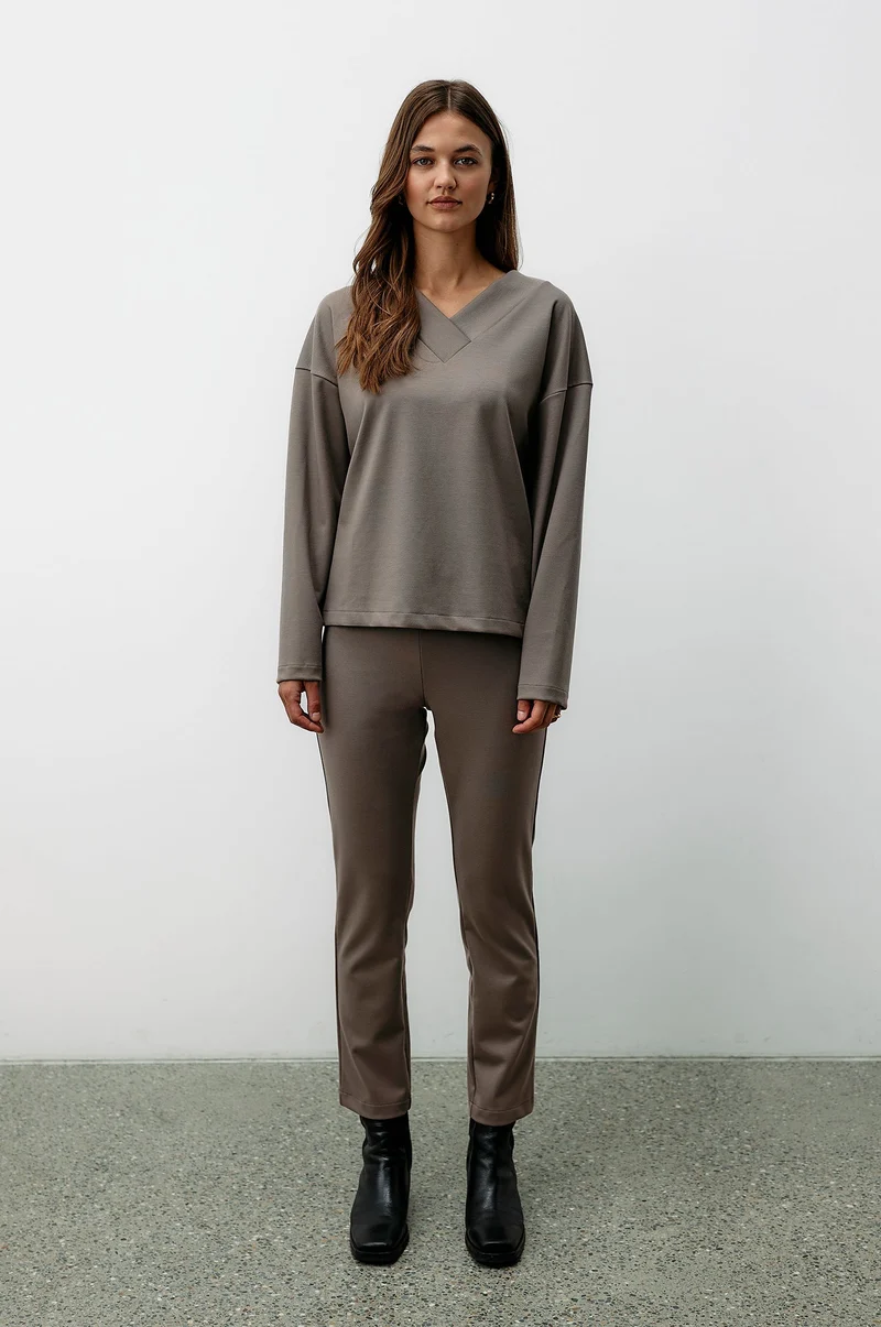 Graubraune Hose Transformation aus Tencel von Moya Kala