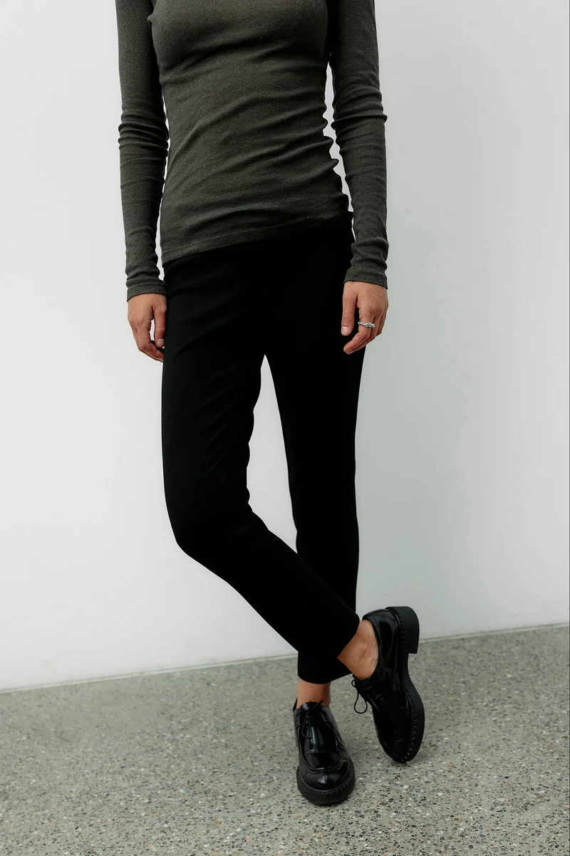 Schwarze Hose Transformation aus Tencel von Moya Kala