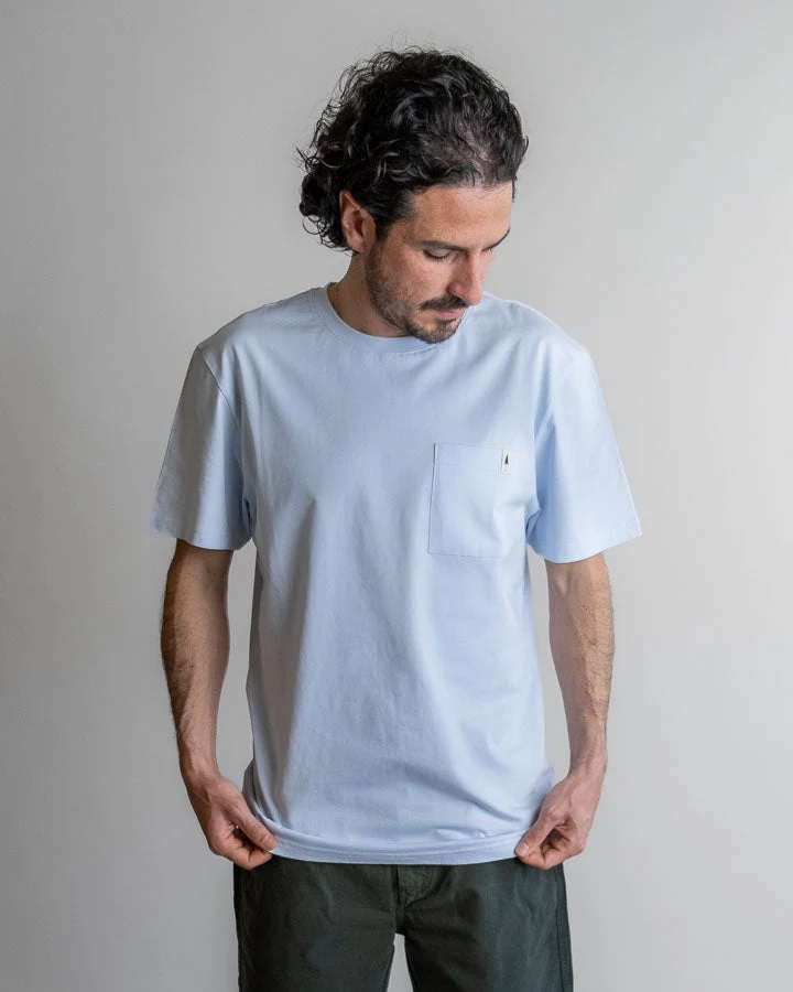 Hellblaues T-Shirt TreeShirt Pocket Mono aus 100% recycelter Baumwolle von Nikin