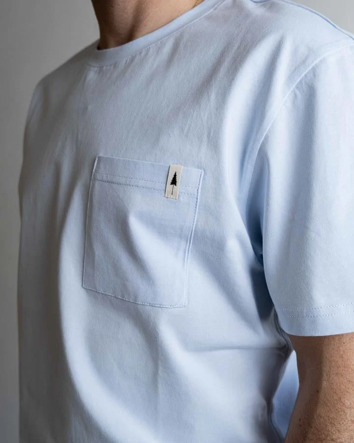 Hellblaues T-Shirt TreeShirt Pocket Mono aus 100% recycelter Baumwolle von Nikin