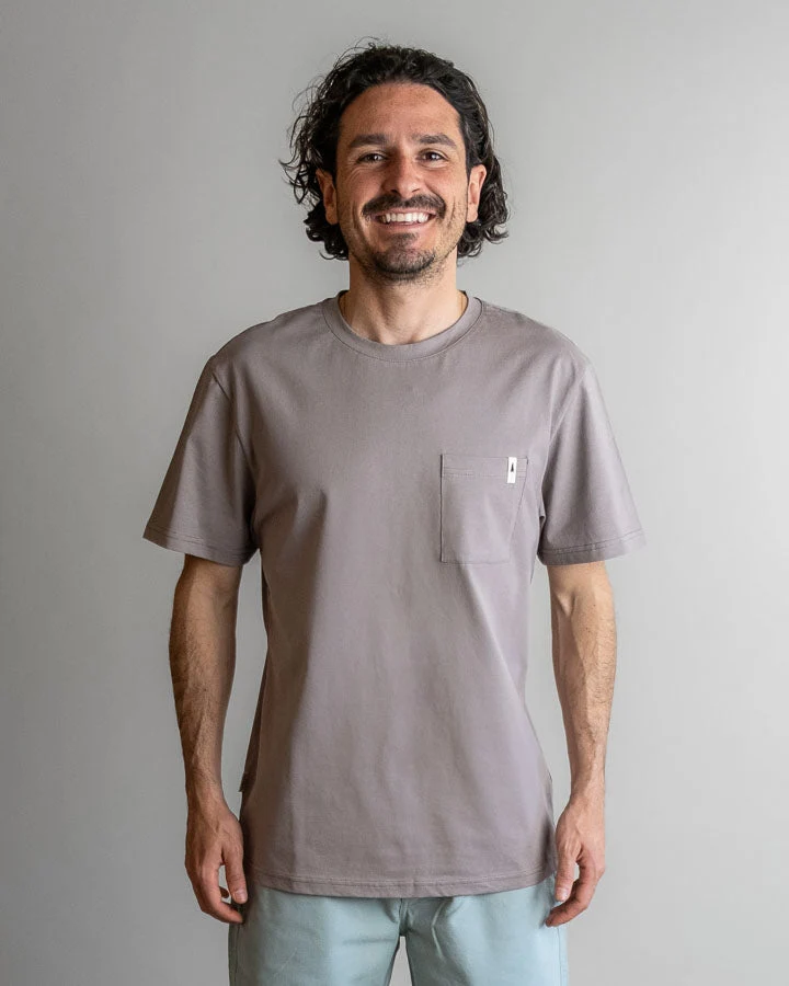 Graues T-Shirt TreeShirt Pocket Mono aus 100% recycelter Baumwolle von Nikin /TreeShirt Pocket Mono Ash Taupe