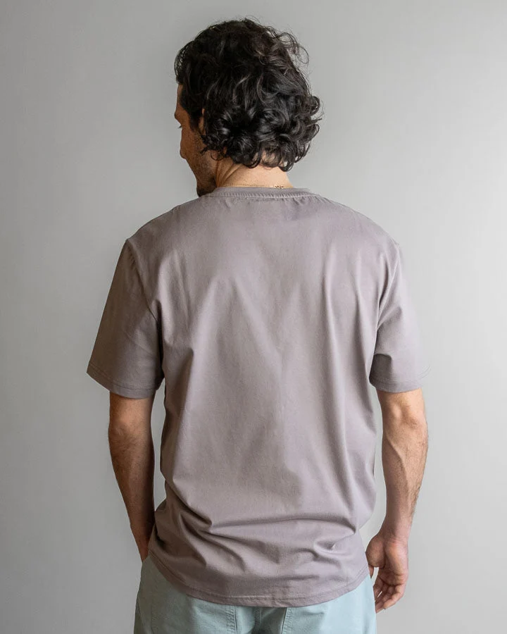 Graues T-Shirt TreeShirt Pocket Mono aus 100% recycelter Baumwolle von Nikin /TreeShirt Pocket Mono Ash Taupe