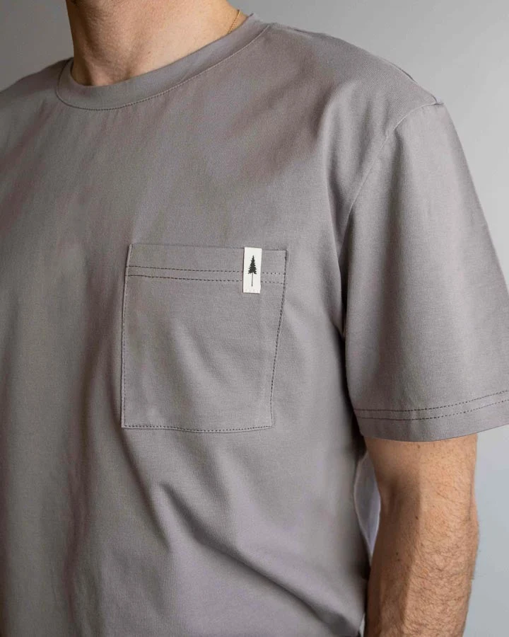 Graues T-Shirt TreeShirt Pocket Mono aus 100% recycelter Baumwolle von Nikin /TreeShirt Pocket Mono Ash Taupe