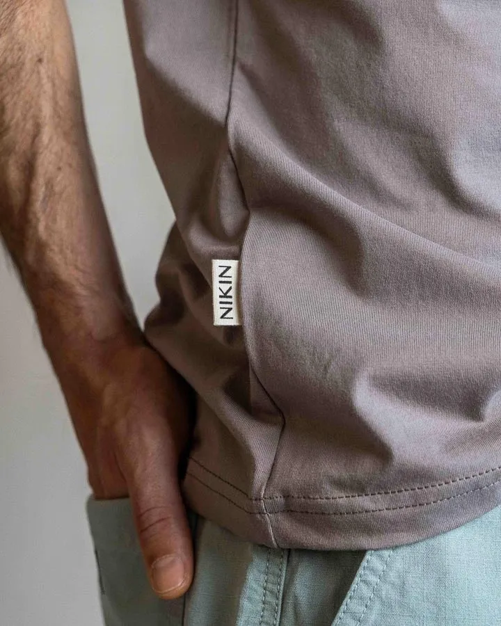 Graues T-Shirt TreeShirt Pocket Mono aus 100% recycelter Baumwolle von Nikin /TreeShirt Pocket Mono Ash Taupe