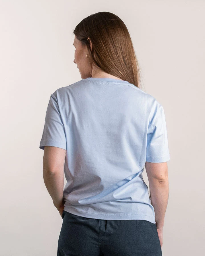 Hellblaues T-Shirt TreeShirt Pocket Mono Relaxed aus 100% recycelter Baumwolle von Nikin