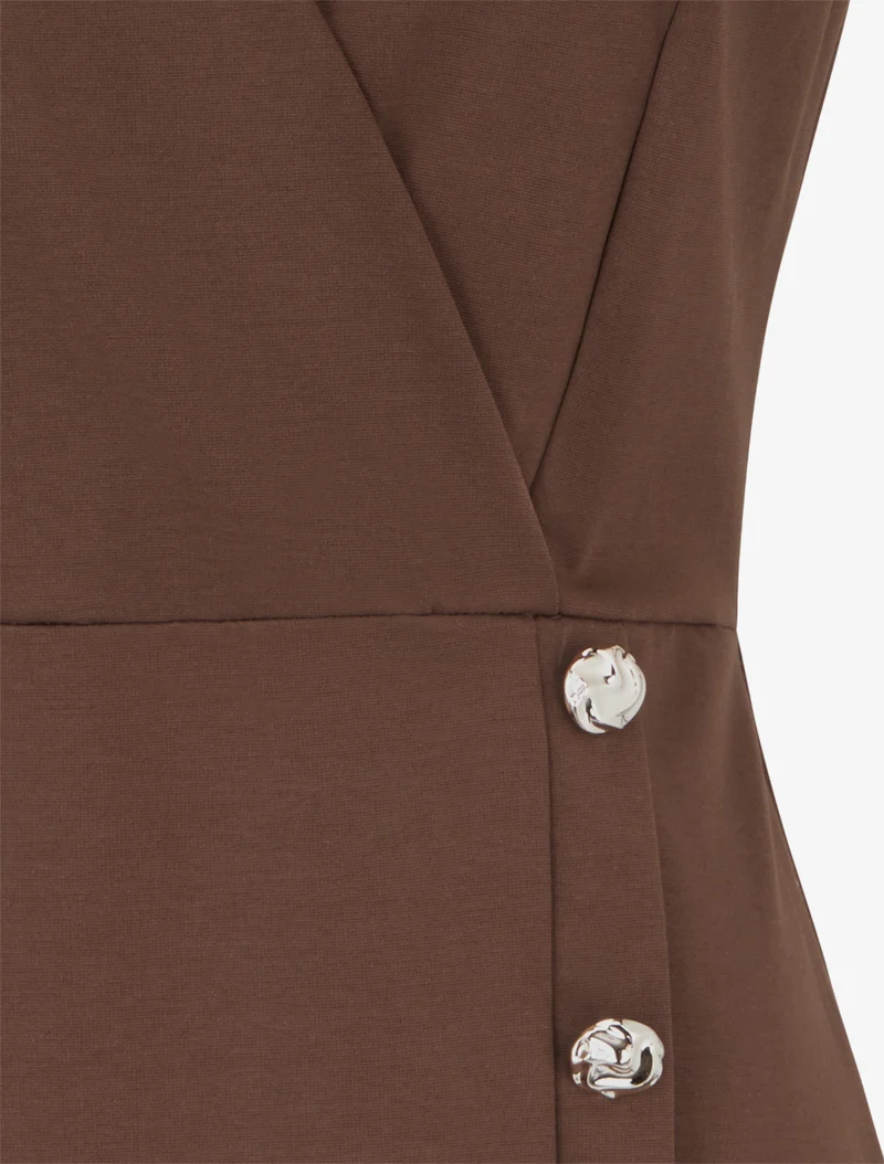 Ärmelloses Wickelkleid mit dekorativen Knöpfen - Braun