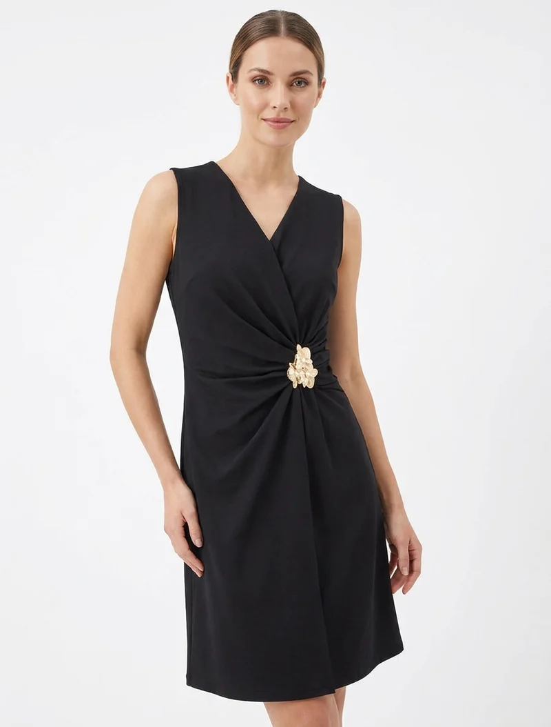 Ärmelloses Kleid mit Blumenschmuck - Schwarz