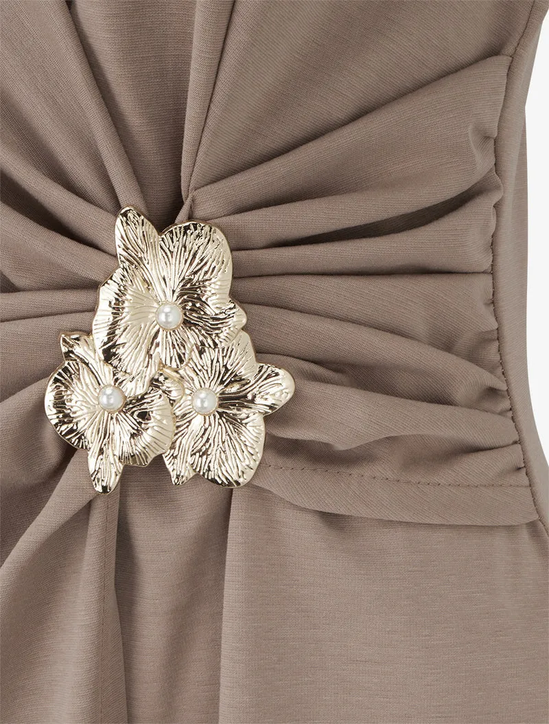 Ärmelloses Kleid mit Blumenschmuck - Maulwurf