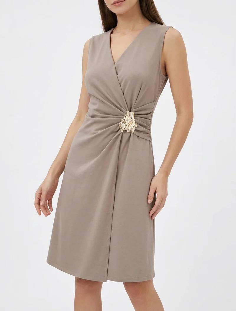 Ärmelloses Kleid mit Blumenschmuck - Maulwurf