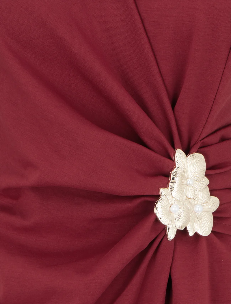 Ärmelloses Kleid mit Blumenschmuck - Bordeaux