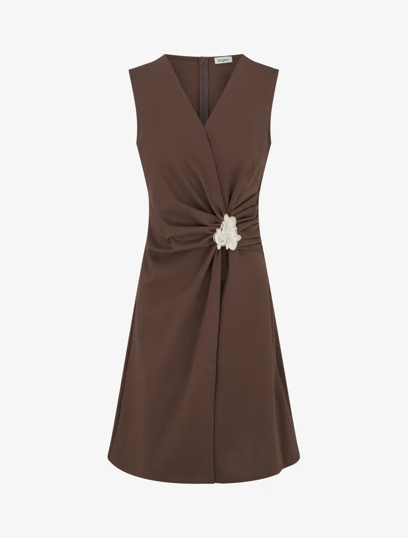 Ärmelloses Kleid mit Blumenschmuck - Braun