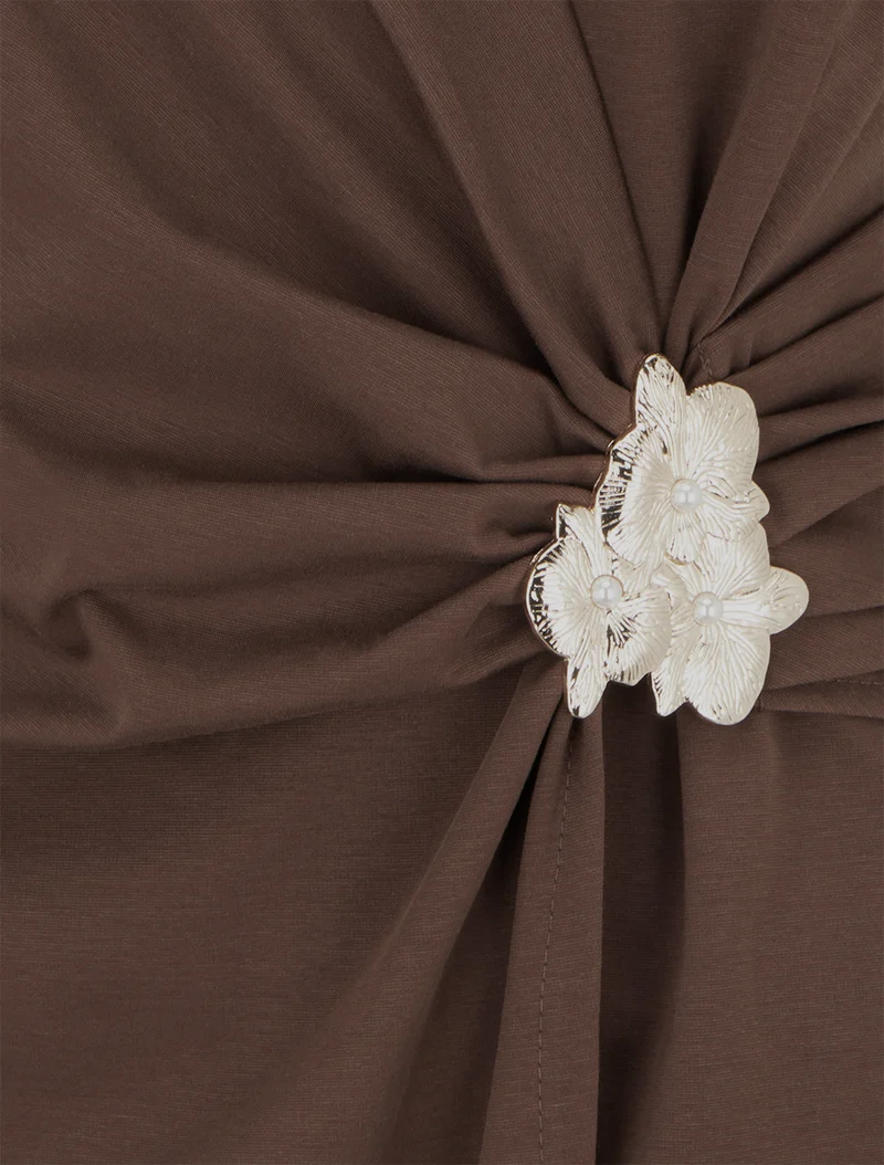 Ärmelloses Kleid mit Blumenschmuck - Braun