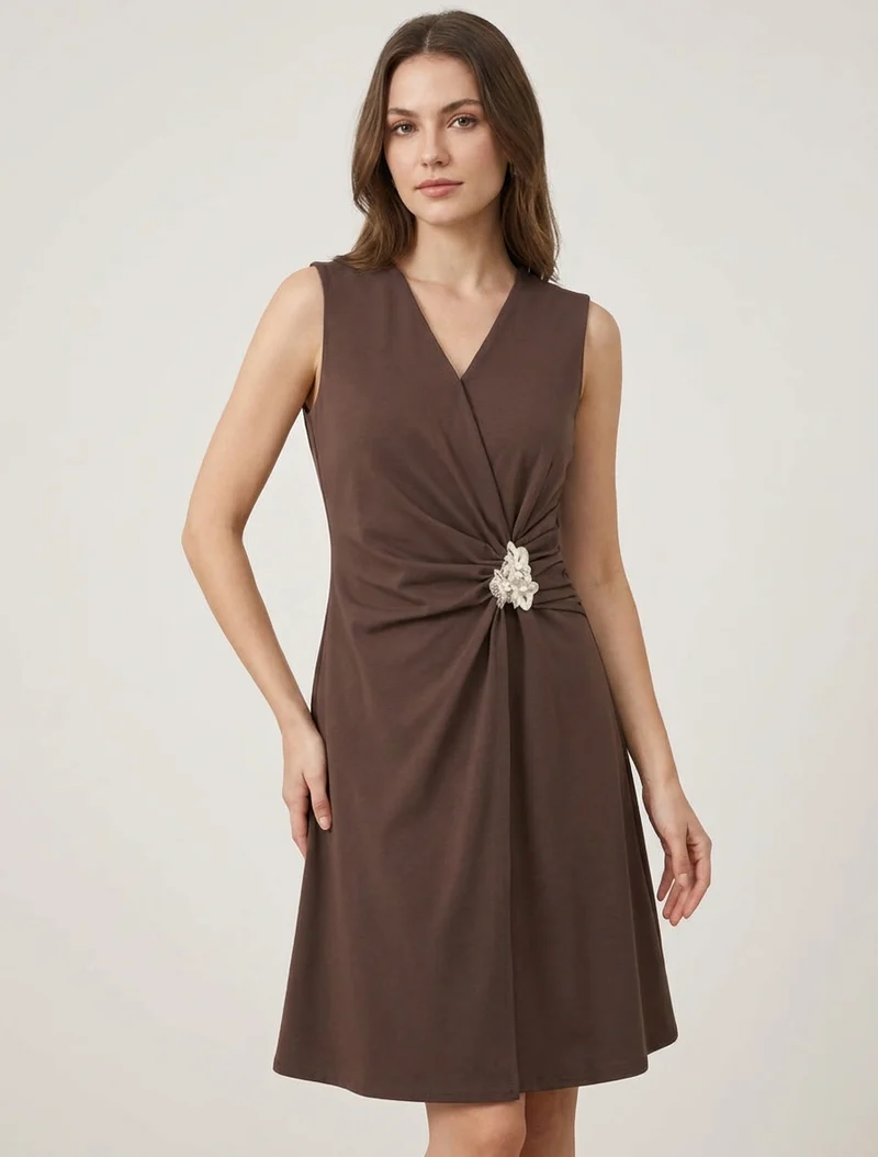 Ärmelloses Kleid mit Blumenschmuck - Braun
