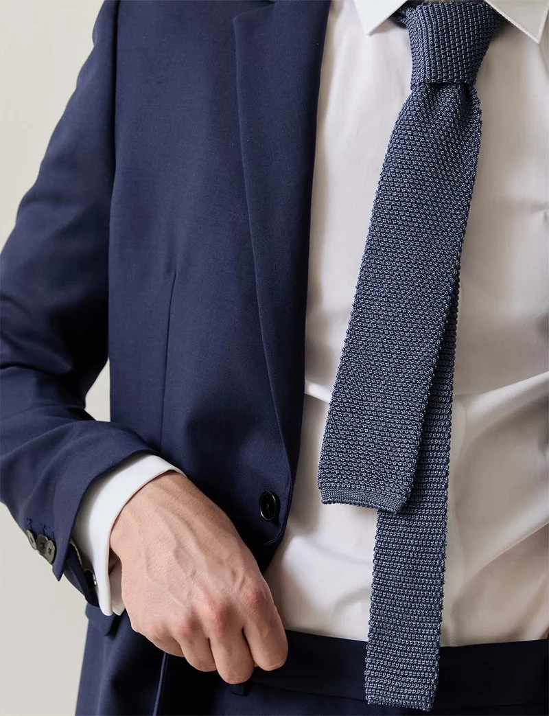Cravate en maille de soie marine