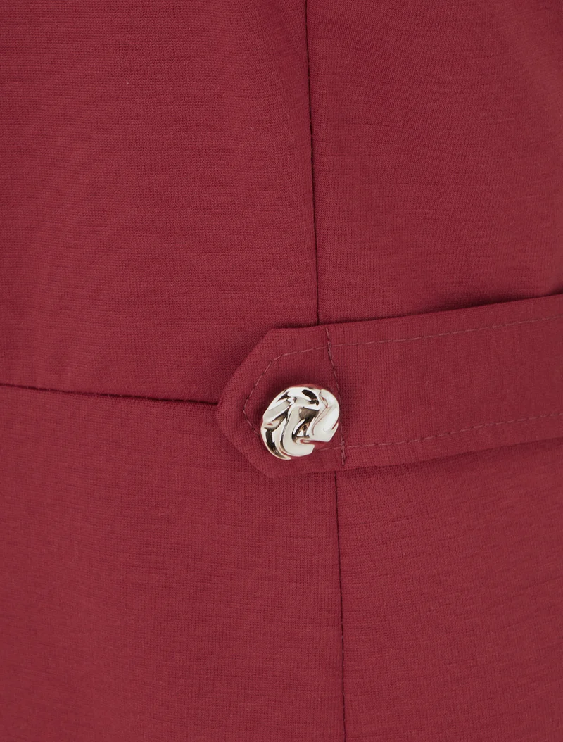 Ärmelloses, gerades Kleid mit dekorativen Knöpfen - Bordeaux
