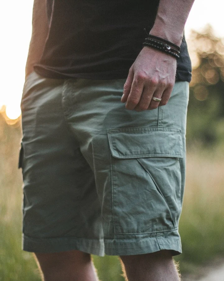 Grüngraue Shorts TreeShorts ReCotton Cargo aus 100% recycelter Baumwolle von Nikin