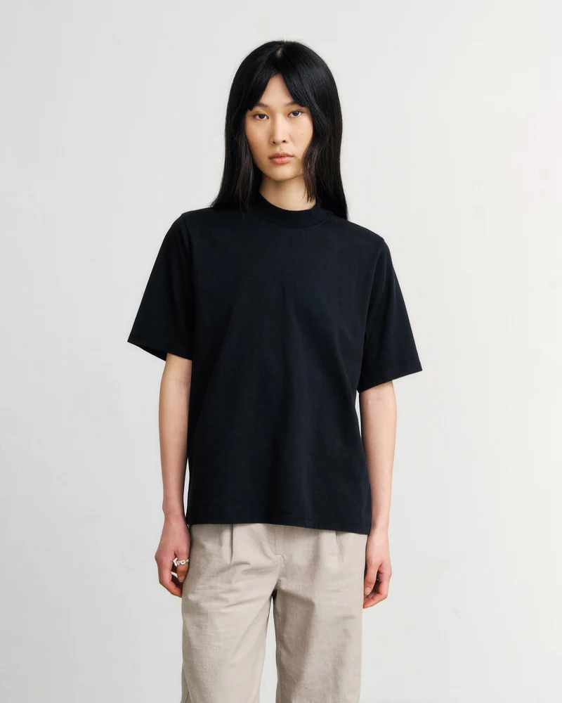 Schwarzes T-Shirt mit breitem Kragen aus 100% Bio-Baumwolle von Rotholz