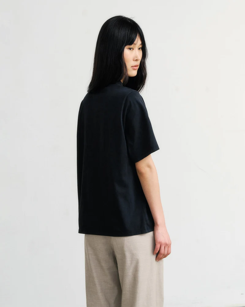 Schwarzes T-Shirt mit breitem Kragen aus 100% Bio-Baumwolle von Rotholz