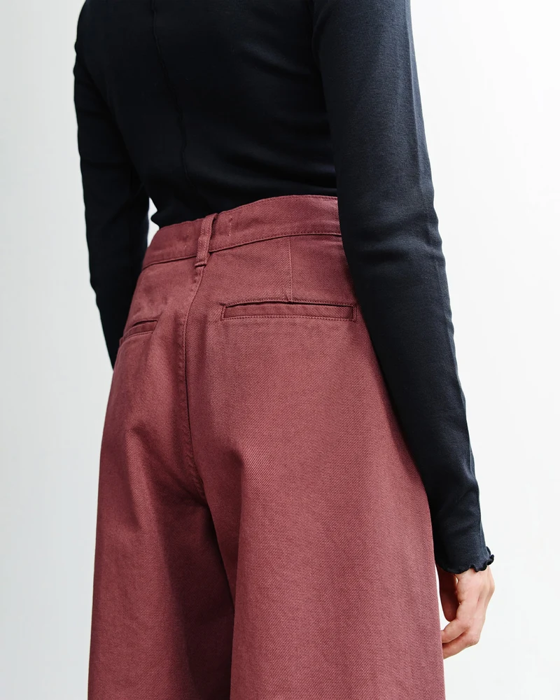 Rote Hose Barrel-Leg aus 100% Bio-Baumwolle von Rotholz