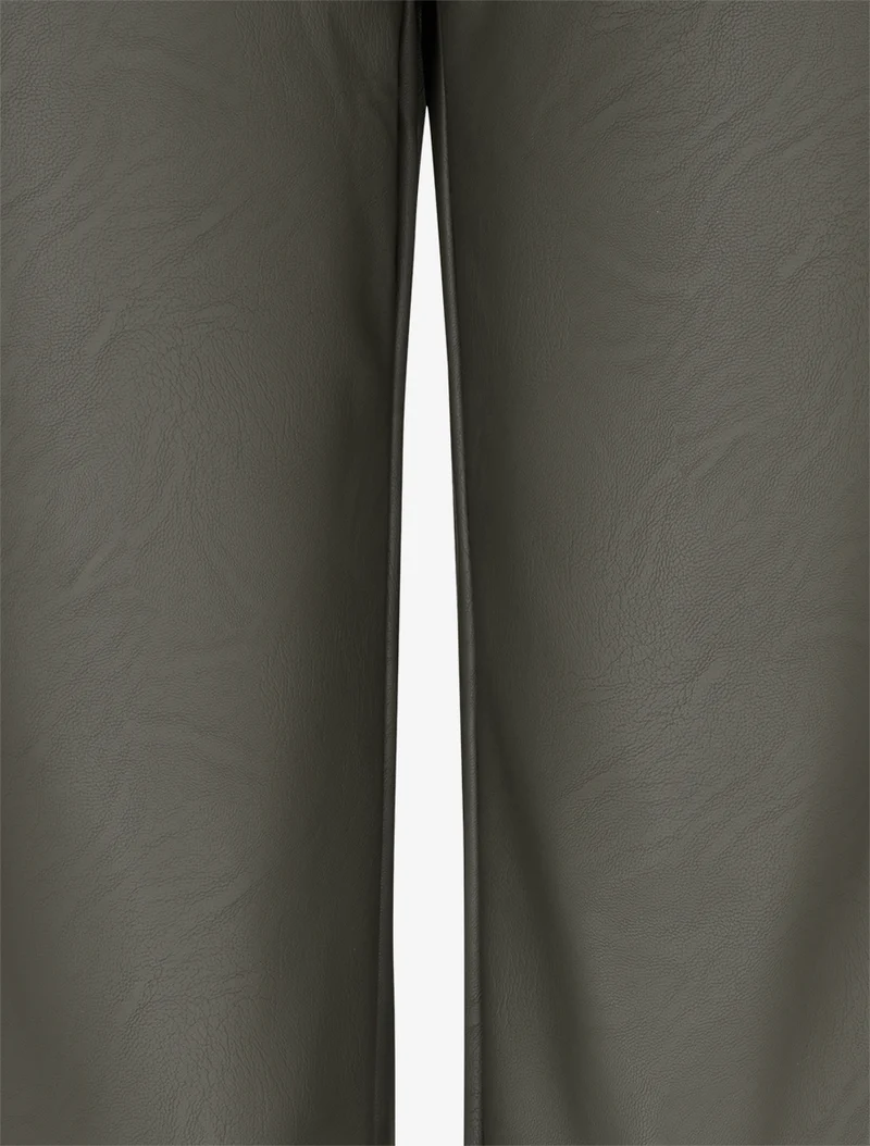 Gerade geschnittene Hose aus Kunstleder. - Kaki