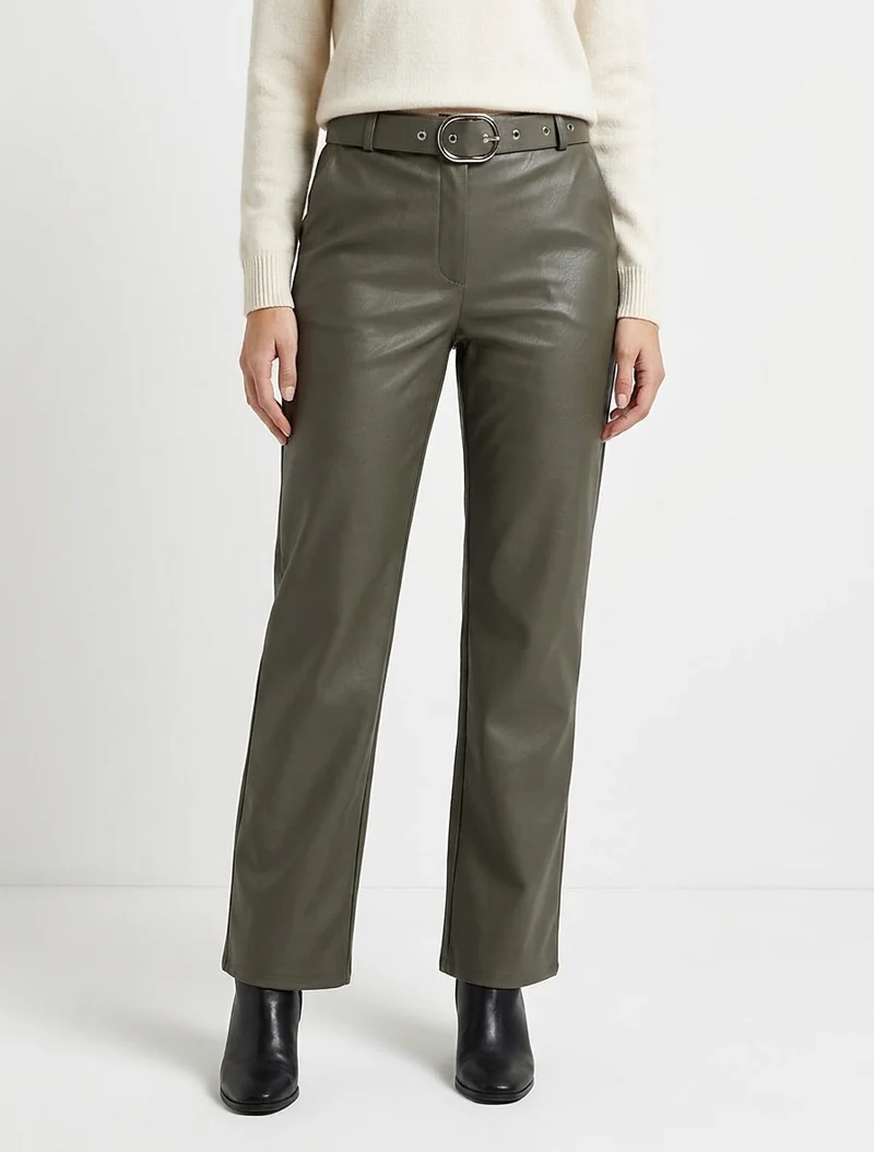 Gerade geschnittene Hose aus Kunstleder. - Kaki