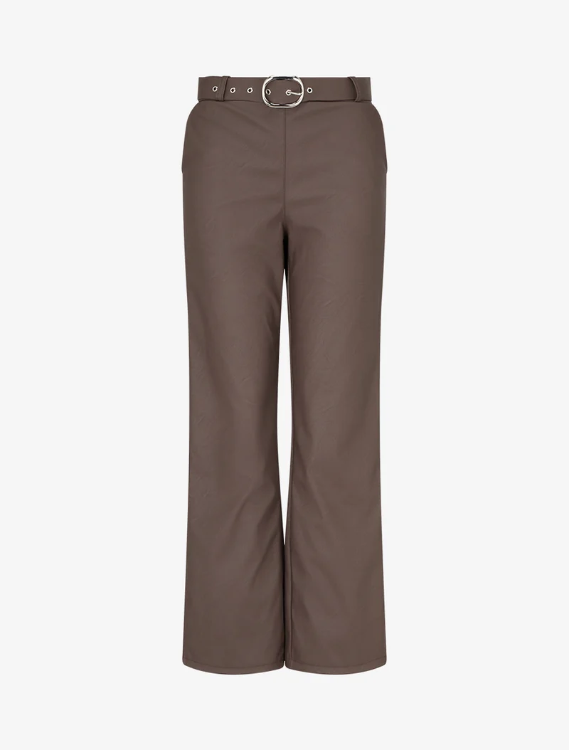 Gerade geschnittene Hose aus Kunstleder. - Braun