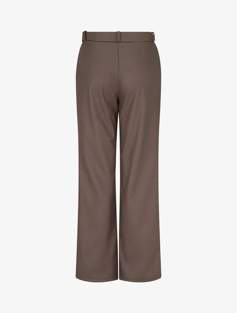 Gerade geschnittene Hose aus Kunstleder. - Braun