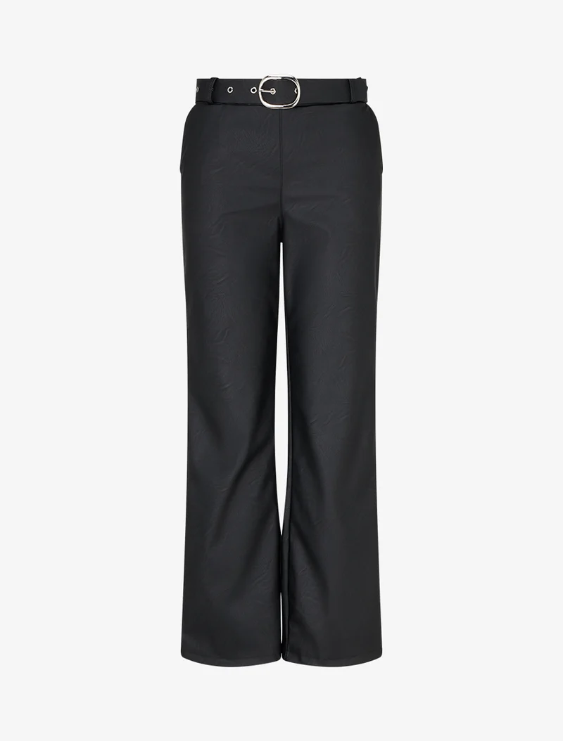 Gerade geschnittene Hose aus Kunstleder. - Schwarz