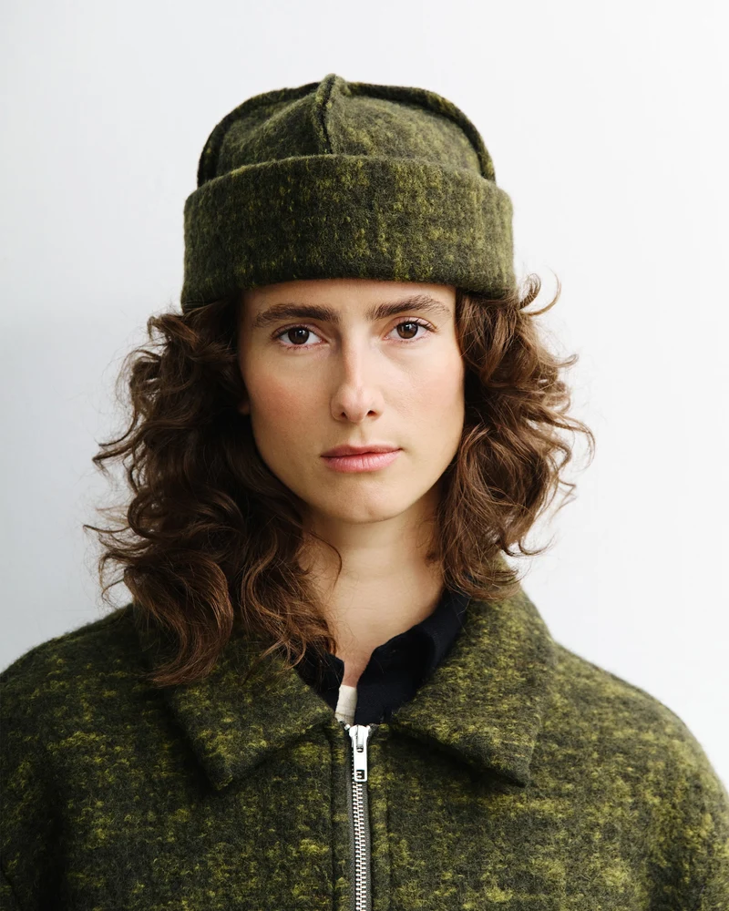 Grüne Melange Toque-Mütze aus Bio-Wolle von Rotholz