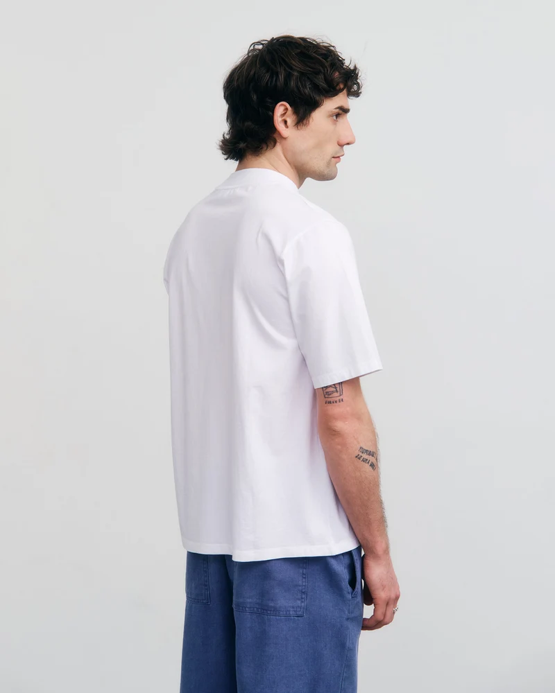 Weisses T-Shirt mit breitem Kragen aus 100% Bio-Baumwolle von Rotholz