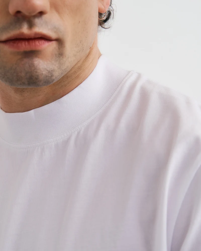 Weisses T-Shirt mit breitem Kragen aus 100% Bio-Baumwolle von Rotholz