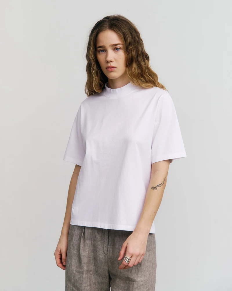 Weisses T-Shirt mit breitem Kragen aus 100% Bio-Baumwolle von Rotholz