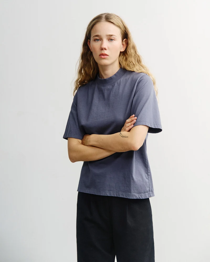 Blaues T-Shirt mit breitem Kragen aus 100% Bio-Baumwolle von Rotholz