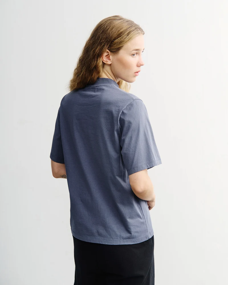 Blaues T-Shirt mit breitem Kragen aus 100% Bio-Baumwolle von Rotholz