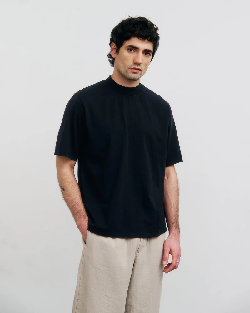 Schwarzes T-Shirt mit breitem Kragen aus 100% Bio-Baumwolle von Rotholz