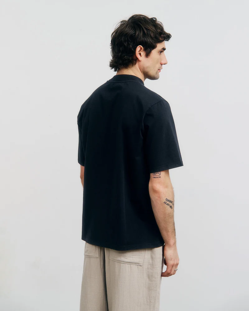 Schwarzes T-Shirt mit breitem Kragen aus 100% Bio-Baumwolle von Rotholz