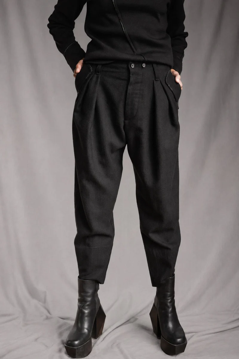 eigensinnig wien | Egon | Schwarze Designer-Wollhose mit Bundfalten und Tapered Fit