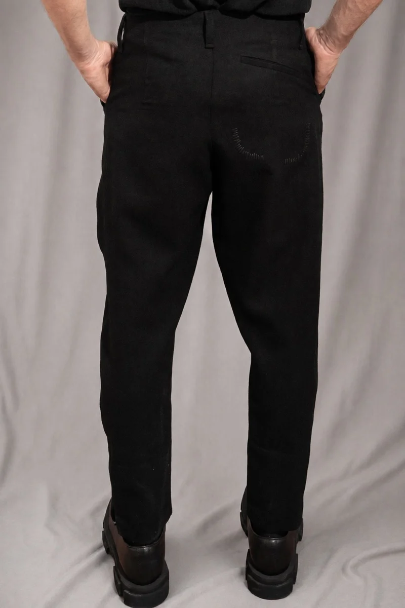 eigensinnig wien | Egon | Schwarze Designer-Wollhose mit Bundfalten und Tapered Fit