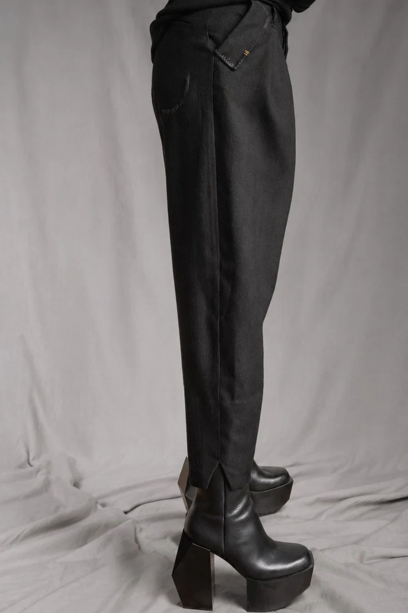 eigensinnig wien | Egon | Schwarze Designer-Wollhose mit Bundfalten und Tapered Fit