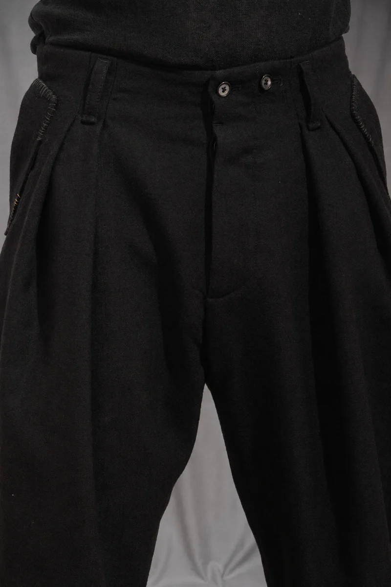 eigensinnig wien | Egon | Schwarze Designer-Wollhose mit Bundfalten und Tapered Fit