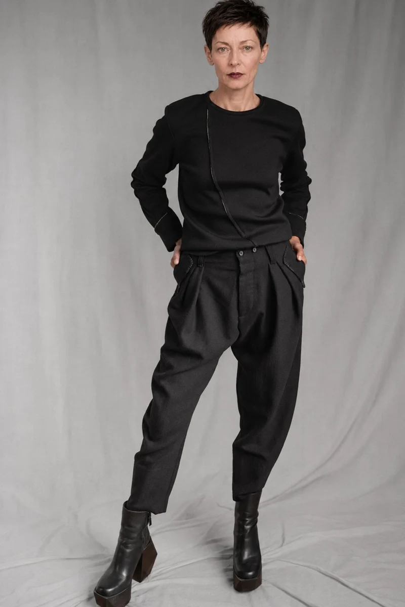 eigensinnig wien | Egon | Schwarze Designer-Wollhose mit Bundfalten und Tapered Fit