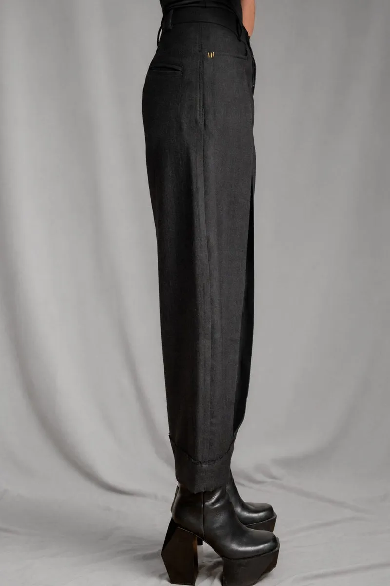 eigensinnig wien | Fratschlerin | Schwarze Designerhose mit doppelten Bundfalten aus reiner italienischer Schurwolle