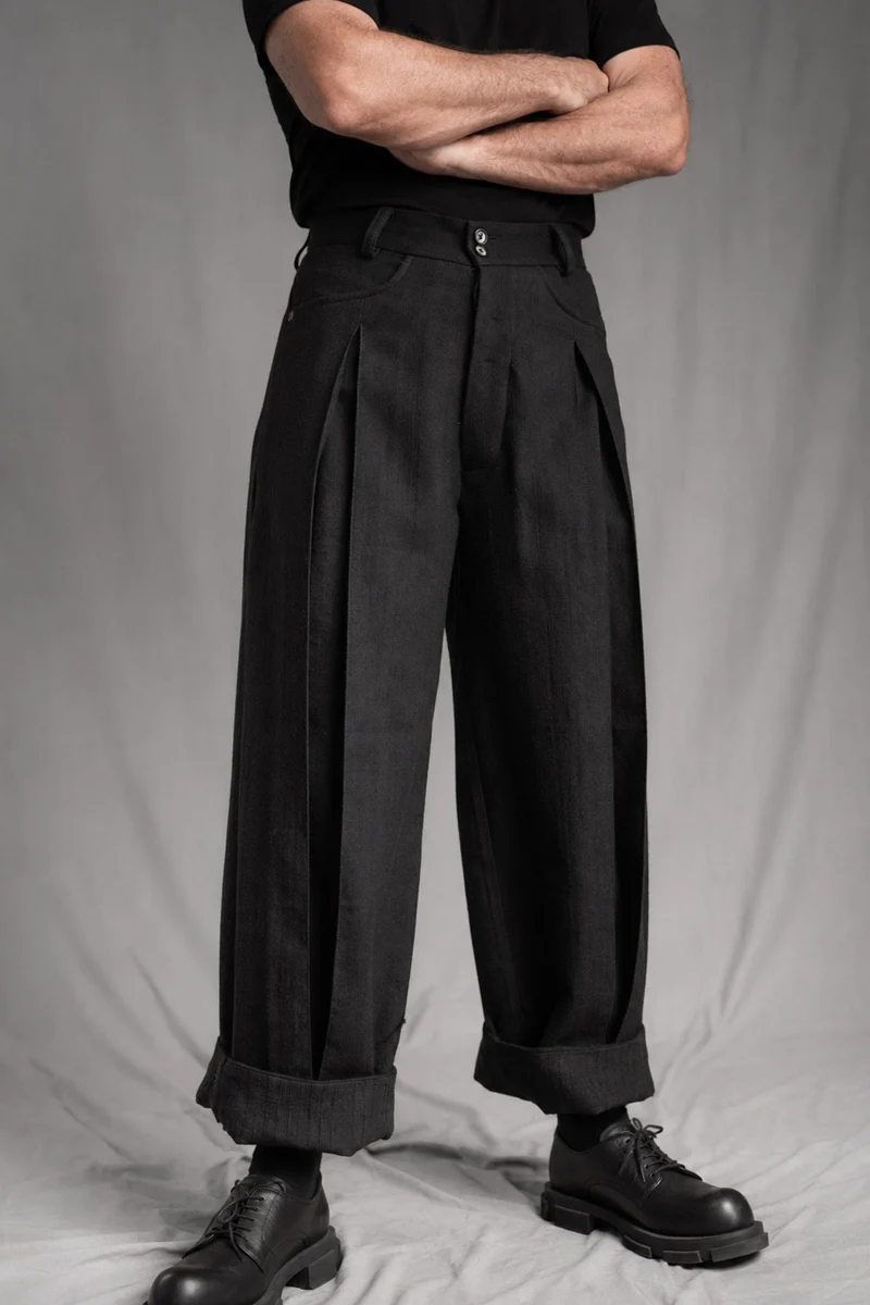 eigensinnig wien | Fratschlerin | Schwarze Designerhose mit doppelten Bundfalten aus reiner italienischer Schurwolle