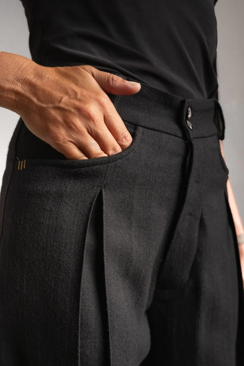 eigensinnig wien | Fratschlerin | Schwarze Designerhose mit doppelten Bundfalten aus reiner italienischer Schurwolle