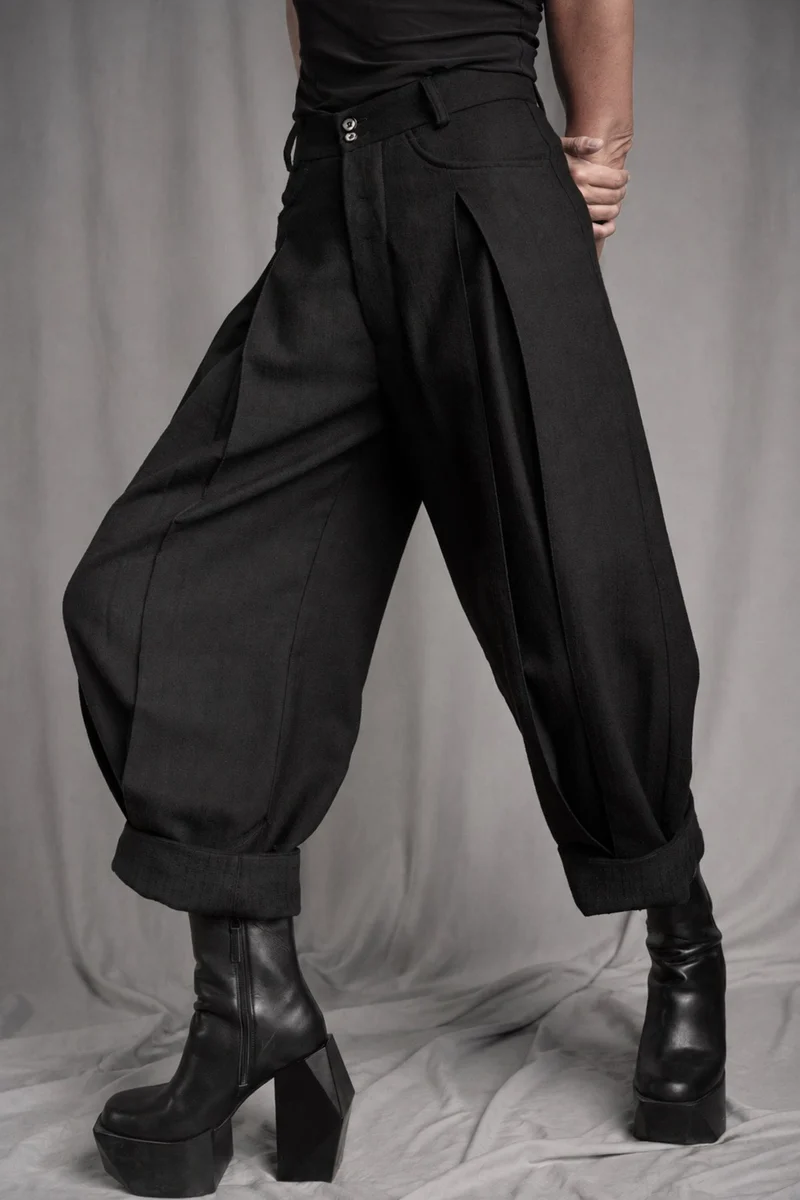 eigensinnig wien | Fratschlerin | Schwarze Designerhose mit doppelten Bundfalten aus reiner italienischer Schurwolle